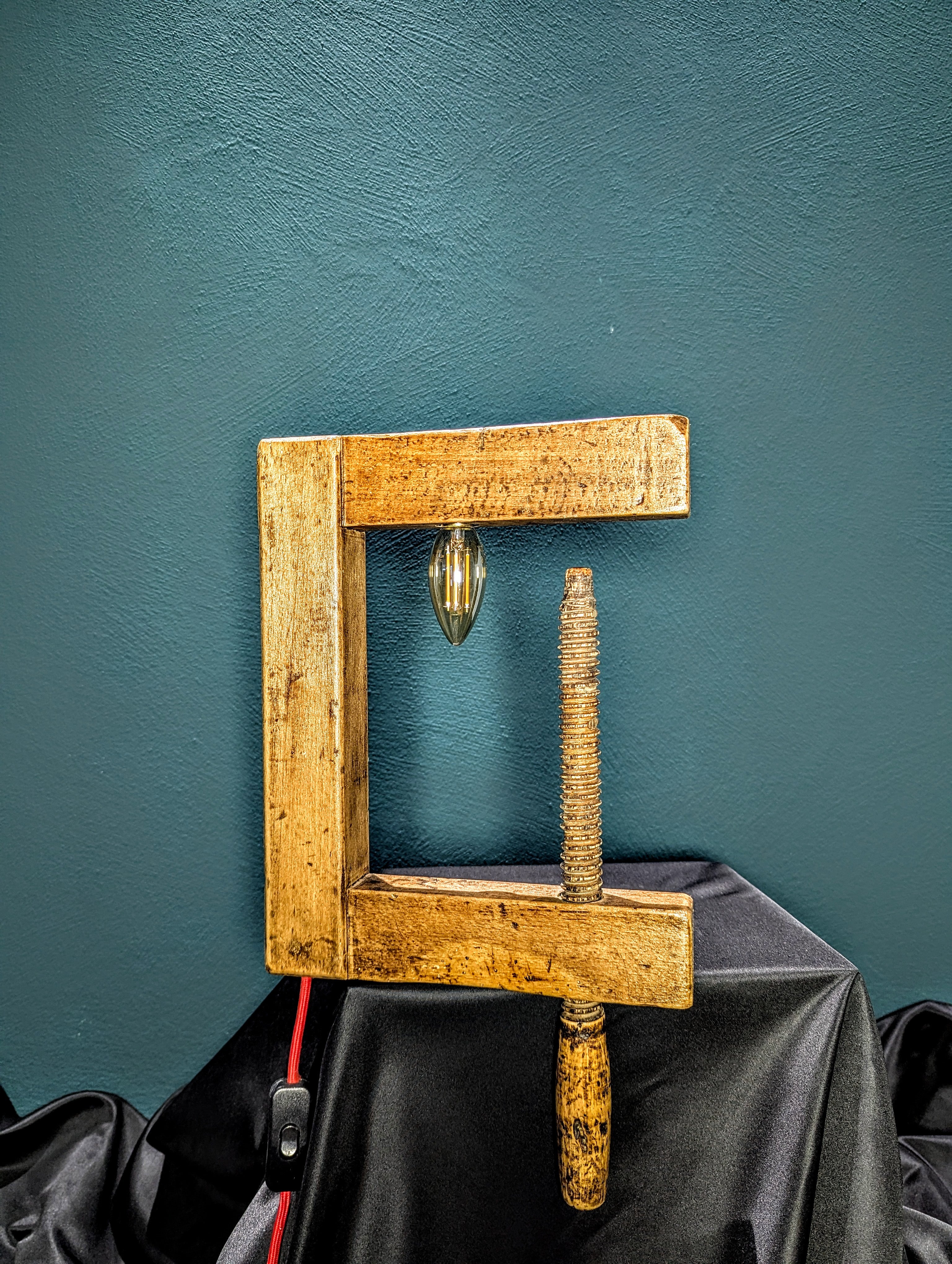 Lampe aus alter Holzschraubzwinge