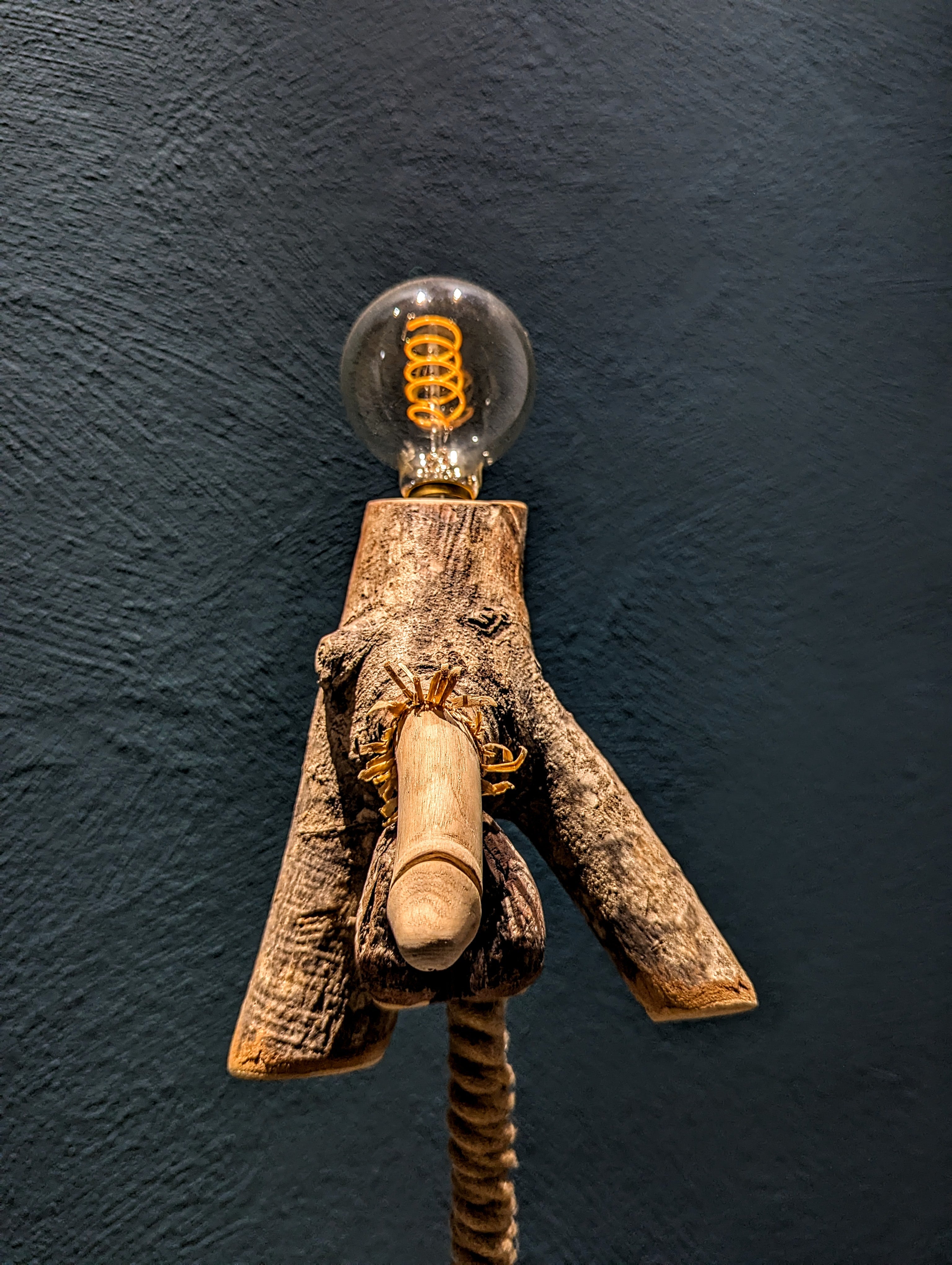 Abstrakte Skulpturenlampe aus Esche „Der Mann im Walde“