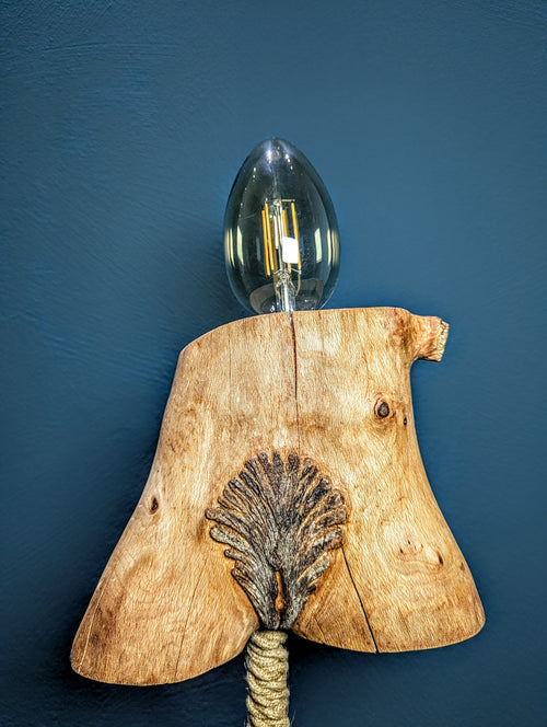 Abstrakte Skulpturenlampe aus Buche „Die Lichtung“