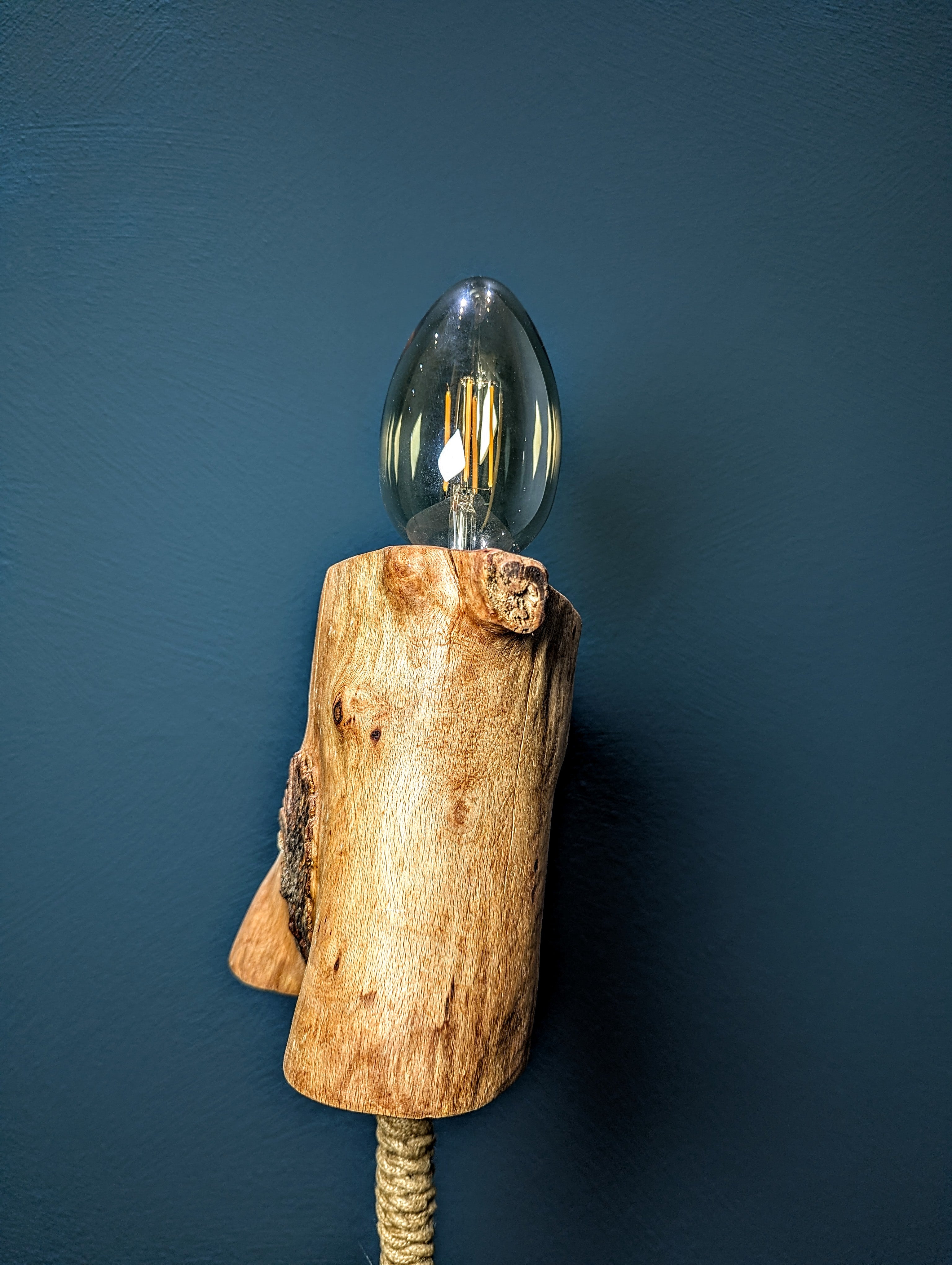 Abstrakte Skulpturenlampe aus Buche „Die Lichtung“