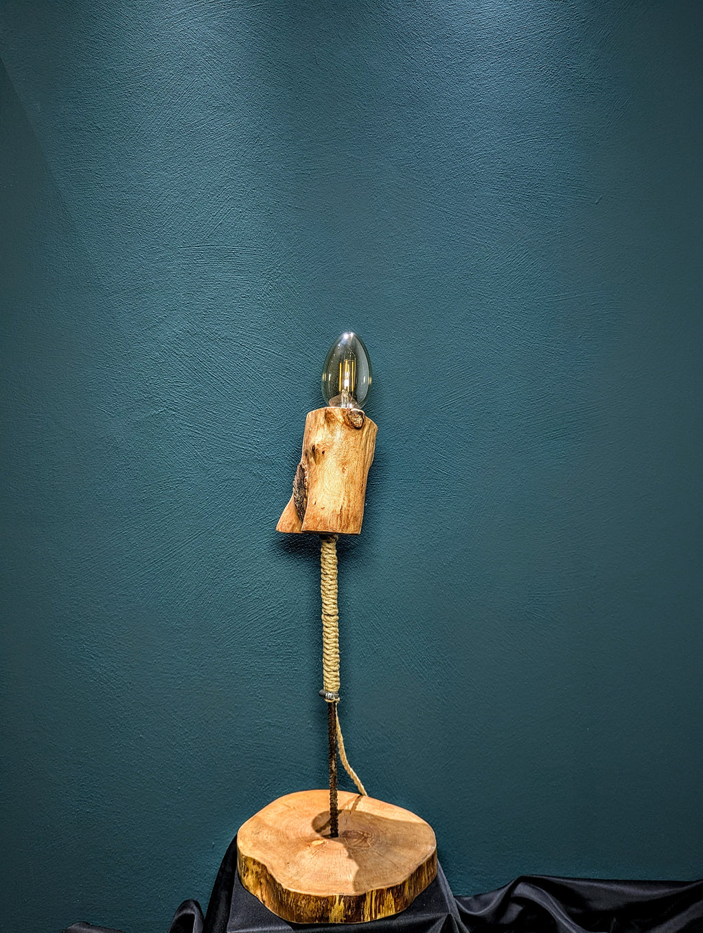 Abstrakte Skulpturenlampe aus Buche „Die Lichtung“
