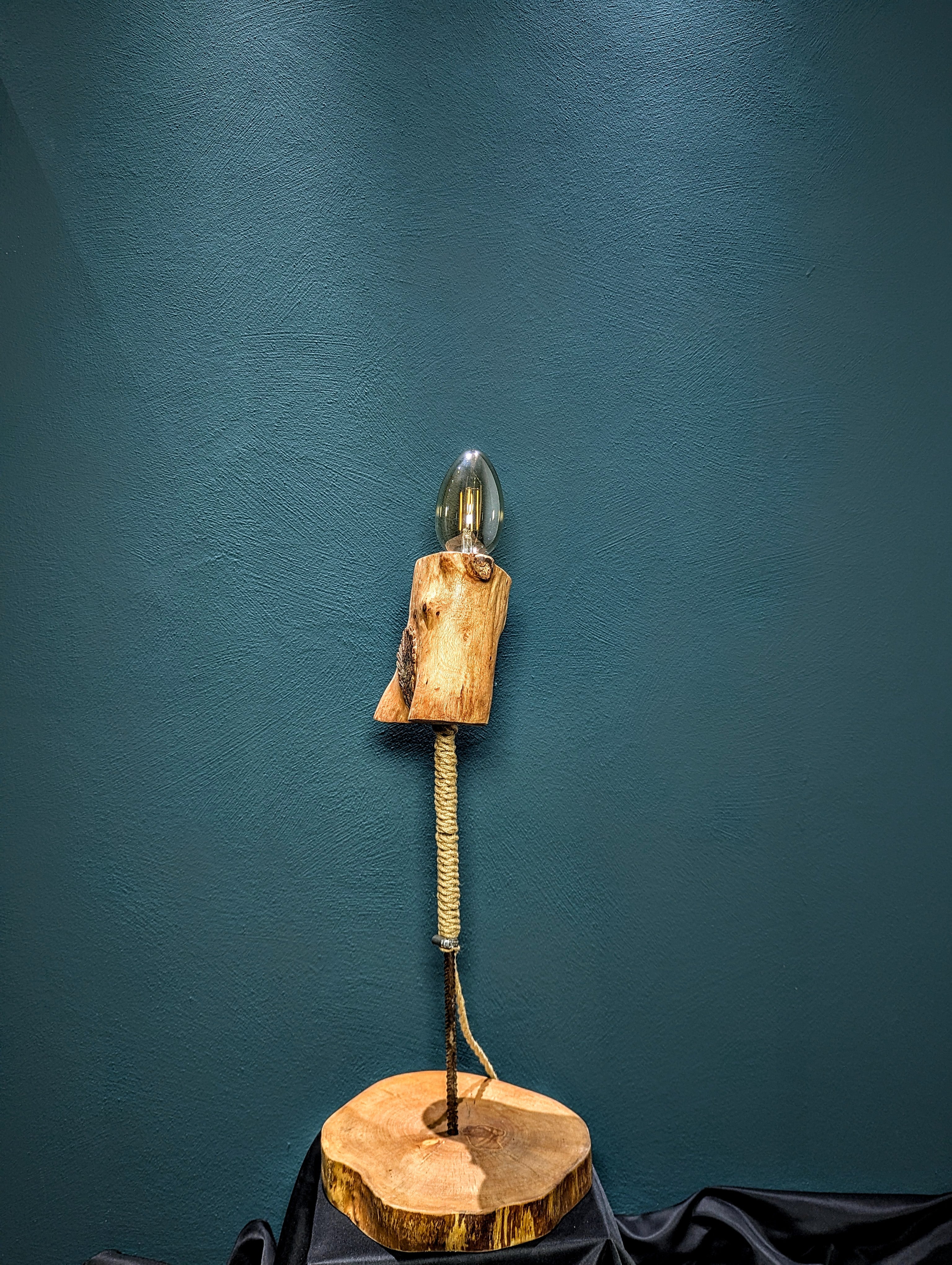Abstrakte Skulpturenlampe aus Buche „Die Lichtung“