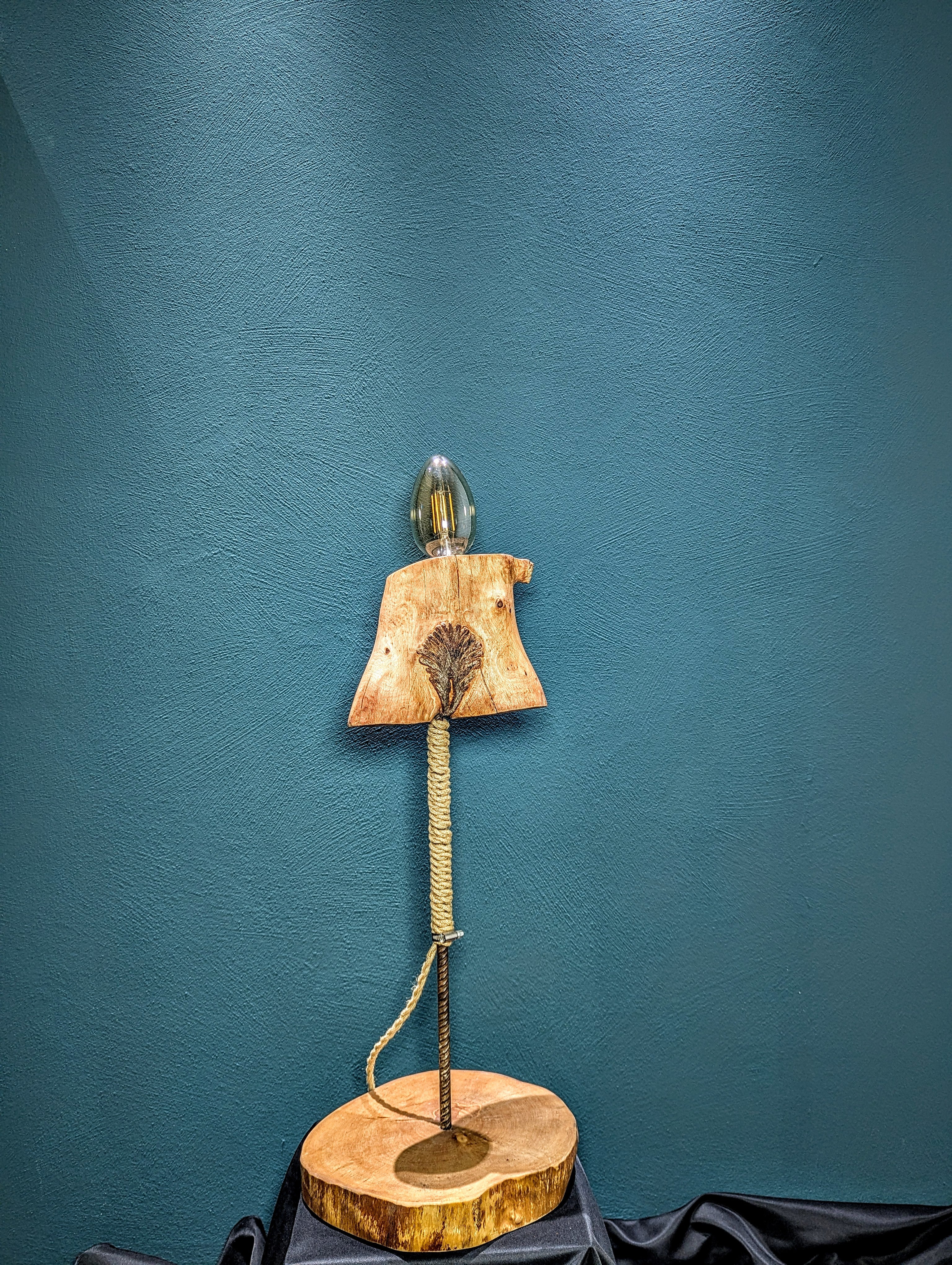 Abstrakte Skulpturenlampe aus Buche „Die Lichtung“