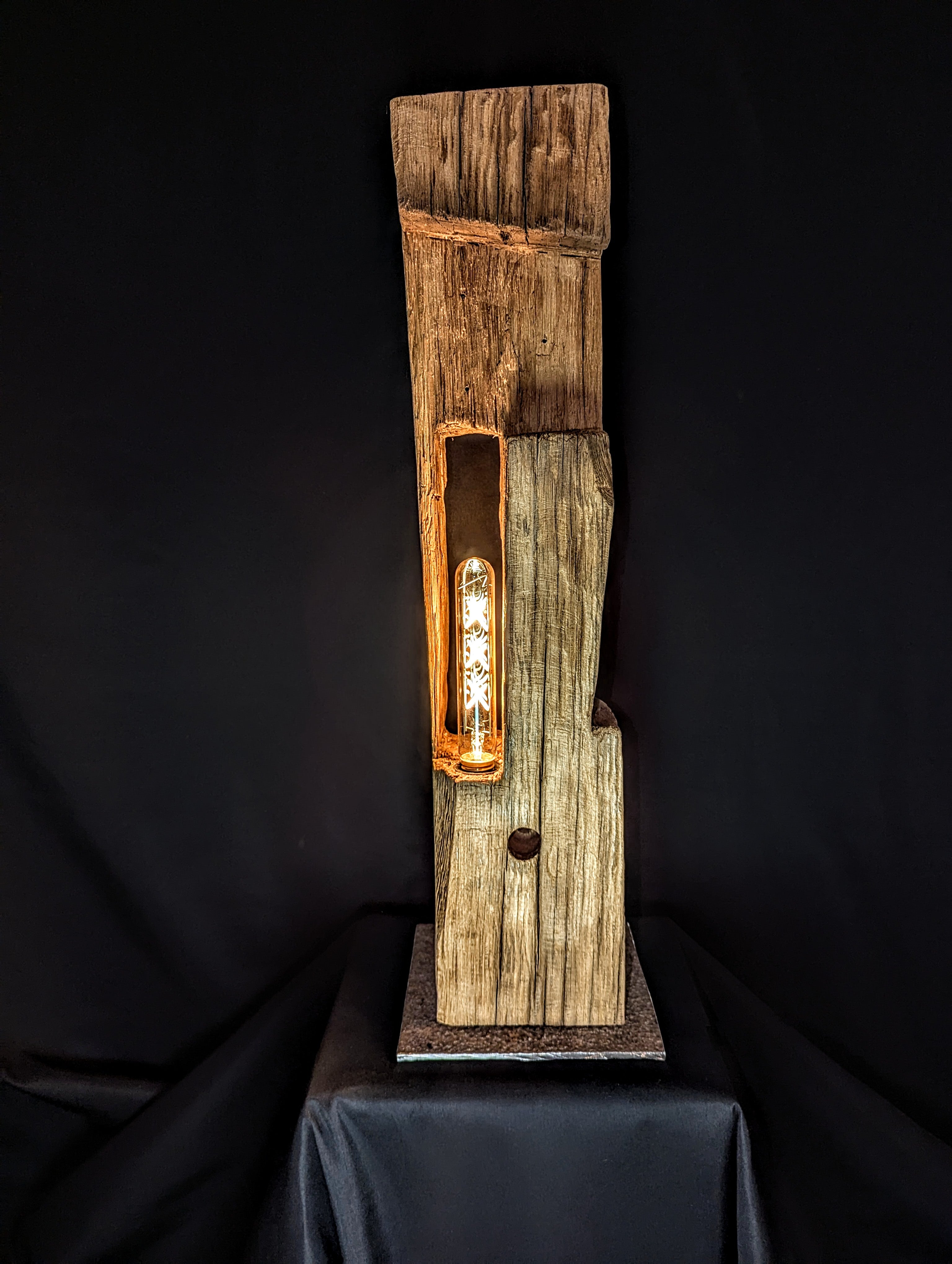 Balken Lampe aus Eichenholz mit Metallsockel